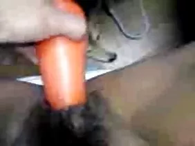 Сука червоного кольору трахається в обох дірах