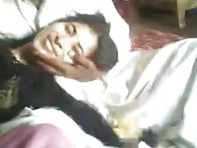Ці зрілі жінки ставлять один одному руки