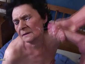 Хищна Кайла Каррера трахкала в барі