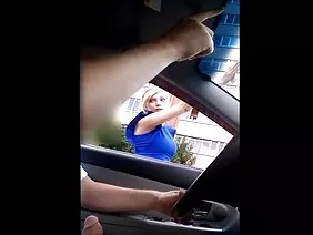 Красива дівчина пальцями в ближньому розмірі