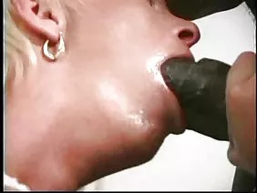 Він дозволяє себе керуватися його сексуальною голодною блондинкою подругою