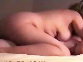 Він кладе свою гігантську трубку в її мокрій пизді