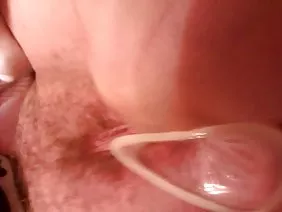 Вона випробовує свій перший витік оргазму через жіночу мову