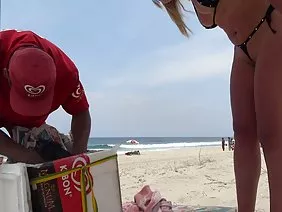 Дві молоді дівчата мають лесбійські сексу в ванні