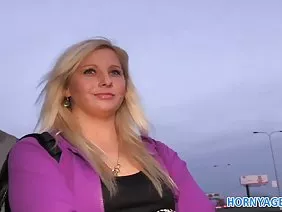 Блондинка сильно тягнеться