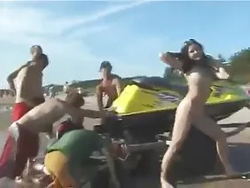 Sexy Milf смокче півень порожнім