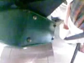 Молода аматорка розкидає ноги для вібрації яєць