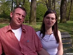 Аніме-дівчата з величезними сиськами танцюють, а сидяча жінка ривків