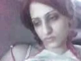 Молодий тиглір робить ноги широкими для чоловіка