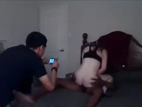 Би суки облизують свої миски перед трьома